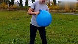 一整桶可乐加上百条曼妥思实验，大号气球直接涨破，爆发成喷泉