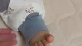 妈妈给萌娃穿宽松的衣服，睡觉时把裤子拉长盖脚
