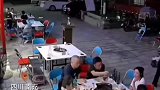 小女孩推着婴儿车奔跑时突然撒手，婴儿车溜向马路