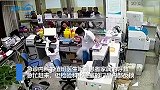 点赞！检验科值班医生在工作时突然晕倒 同事从采血窗口钻入救人