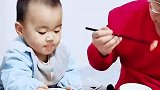 饭桌上爸爸和妈妈抢肉吃，萌娃的举动太暖了
