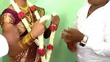 印度女孩被父母包办婚姻，嫁给了自己同学的爸爸！