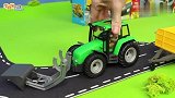 一起来组装玩具汽车吧，农民伯伯开着挖掘机把粮食送到牛栏里喂牛