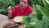 秋天必吃的野味，胖妹吃了三碗饭还嫌不够，出锅那刻馋哭了