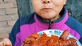 哇塞！农村阿姨直播吃辣条，大口大口嚼的好爽啊！