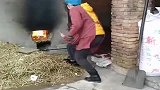 开玩笑不要太过火，毕竟风险还是挺大的，这是亲妈不是后妈！