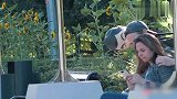 爆笑街头恶整小伙用面具恶搞妹子们，妹子们猝不及防吓坏了