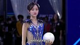 吴宣仪直播造型！蓝色格子外套，吃个不停也是十分可爱了