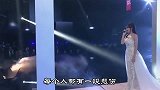 秦岚深情演唱《白月光》每个人都有一段悲伤，想隐藏却欲盖弥彰