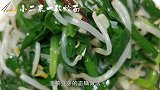 北方常吃的一道菜，韭菜豆芽，到底先放豆芽还是韭菜，大厨教给你