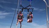 WWE-18年-佩吉与贝拉塔霍湖放飞自我 体验双人滑翔伞-花絮