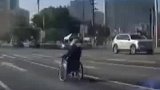 大爷开轮椅，驶上快车道