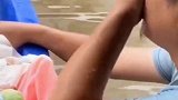 上保河南，下保江浙沪，安徽王家坝泄洪后，男子的举动令人泪目！