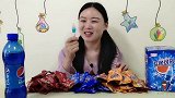 妹子吃“可乐荧光棒棒糖”颜色不同口味各异，能发光趣味足