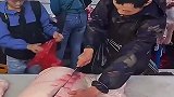 小孩来买肉，一出手就是那么阔气