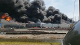 美国一运送危化品火车脱轨爆燃：黑烟滚滚弯成“之”字型