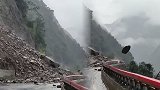 现场！云南怒江美丽公路山体塌方 巨石从山上倾泻而下滚落江中