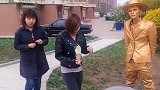 妈呀，你把什么东西塞我衣服里了？