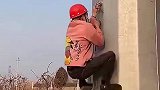去年买了个这玩意儿，快递说吸门上拿不下来了