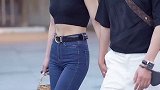 三里屯帅哥美女手牵手逛街穿搭街拍美女 穿搭 生活