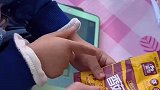 孩子想吃零食，爸爸骗他小朋友不能吃，结果急的娃都认字儿了