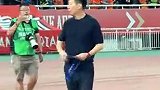 不敌上海海港赛后 主教练唐田走在队伍最后谢场
