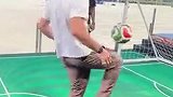 西装革履也要PK一下！亨利伊布在演播室切磋颠球