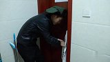 美女厕所打王者荣耀，包包放在门把手上，这就给了小偷可乘之机