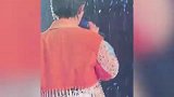 周深南京演唱会淋雨表演，雨大到睁不开眼头发糊一脸，刘海变条形码