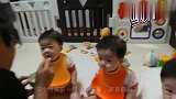 老爸给3胞胎喂饭，3个娃排成一队不哭不闹，网友：萌翻啦