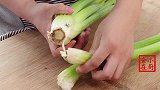 饭店里的炒芹菜为啥那么好吃？原来有技巧，很多大厨都是这么做!