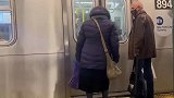 外国大爷上地铁，莫名其妙被摸头杀，整的旁边两路人也是懵逼