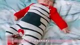 宝妈让萌宝独自坐，当宝妈刚松开手，接下来萌宝的举动萌翻了