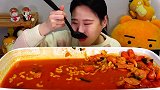 品尝美食：吃美味杂烩面