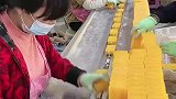 工人将肥皂整齐排列，放在传送带上