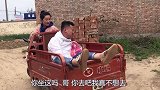 小晨骑三轮车带二哥出门，二哥做了件啥事？小晨嫌二哥“丢人”