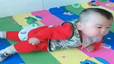 不到一岁的小萌娃，还知道如何摆造型了？这个样子简直了！