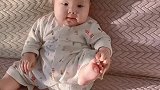 萌娃小可爱喜欢比心