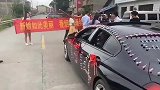 简直就是拦路抢劫，拦新郎的就得这么有气势