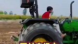 国外农场主是这样玩拖拉机的
