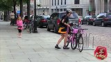 外国搞笑，一个壮汉骑着小女孩的粉色单车，小朋友都看乐了