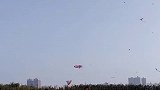 过年 西安 14日，西安雁南公园内，很多家长带着孩子来放风筝。五彩斑斓的风筝把初春的天空装点得分外美丽。