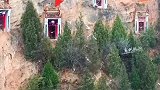 悬崖绝壁发现多间小屋，何人修建，闭门不出！