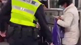 为赶火车女子把女儿装行李箱中 上海 母亲