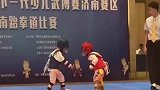小朋友跆拳道比赛，双方你来我往战况激烈