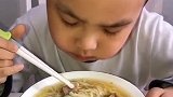 真羡慕这娃吃饭，真香啊，不像我家的，吃个饭要死要活的！