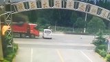 河南一面包车横过马路 遭货车瞬间撞飞致3死2伤