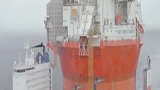 中国太厉害了，连开采石油的船都建上停机场。