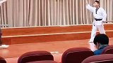 男生台上表演跆拳道不慎误伤朋友，逗得台下同学哈哈大笑