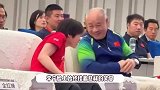 全红婵李宁航天日同框，聊天开心到直踢脚，李宁看全妹像爷爷看孙女